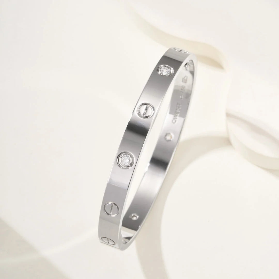 Elegantes Armband in glänzendem Silberton, besetzt mit 4 funkelnden Zirkonen