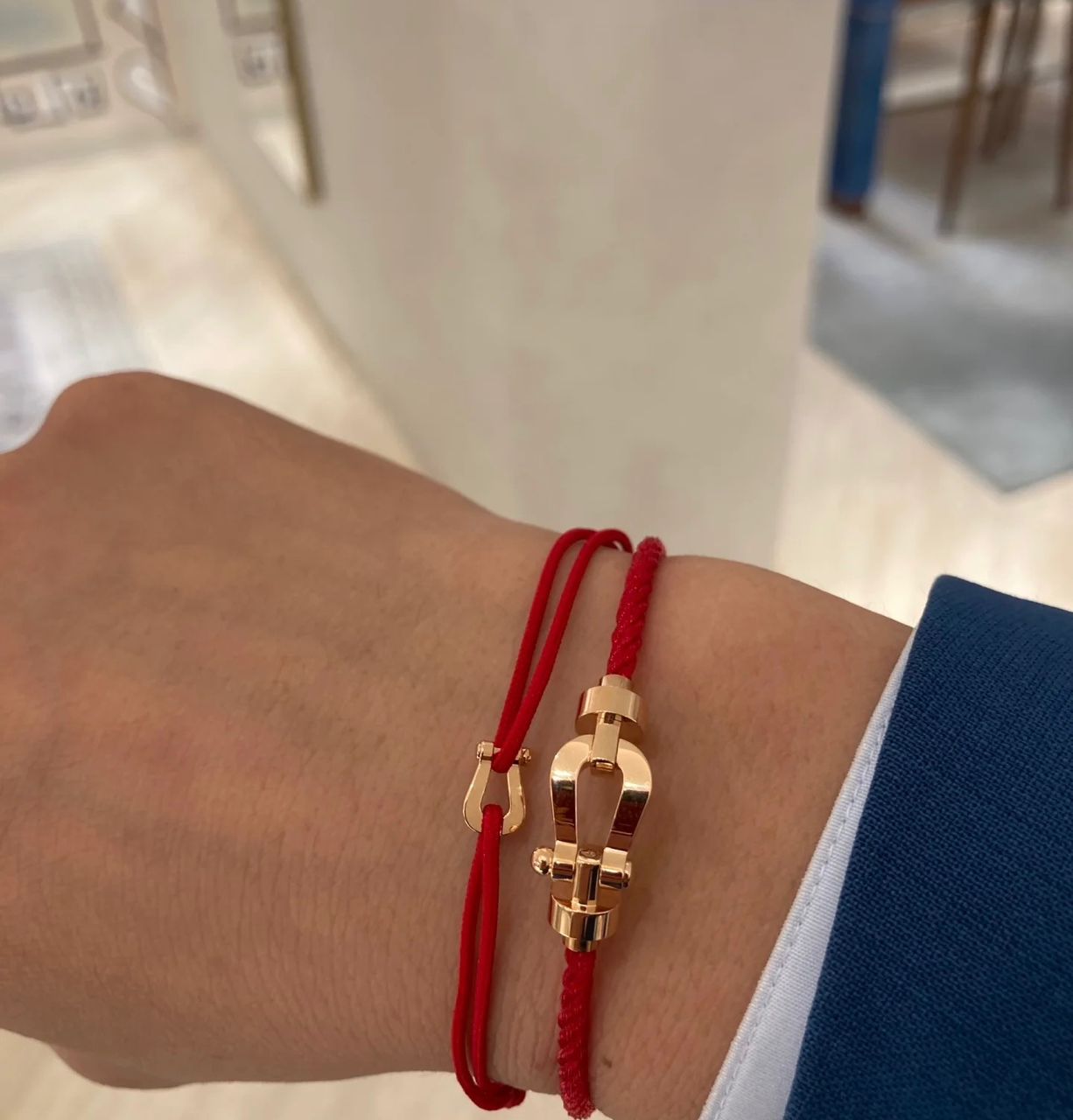 צמיד יוקרתי חוט בגוון אדום עם אבזם בגוון זהב