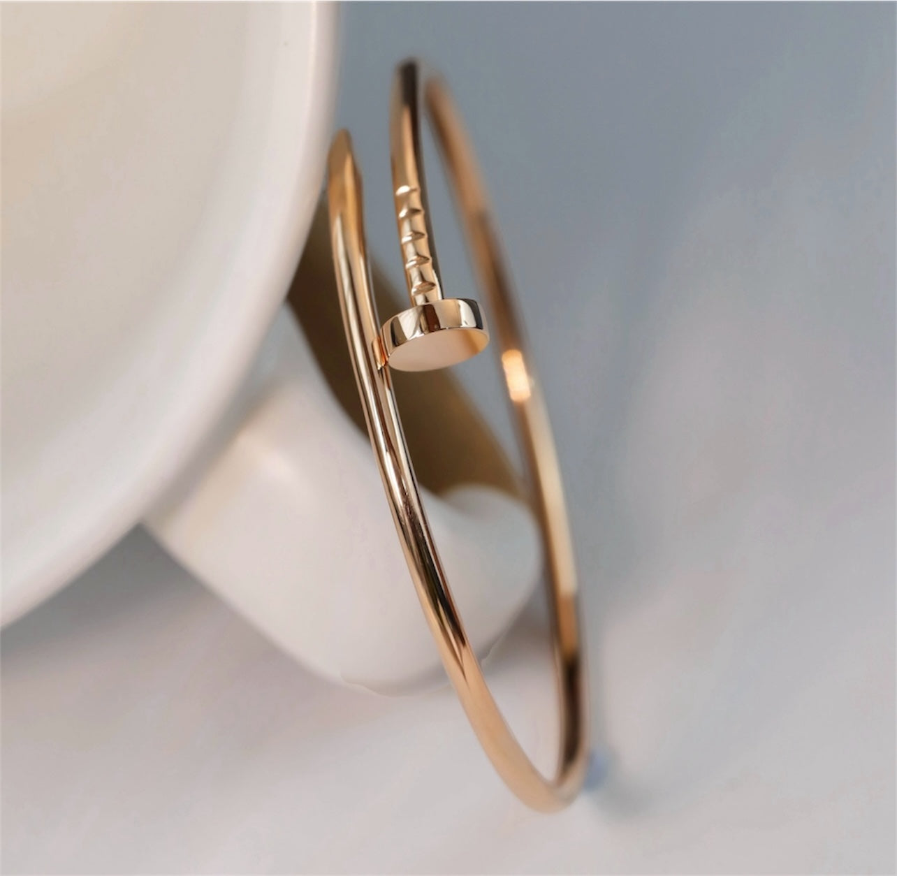 צמיד אלגנטי מסמר בגוון זהב ורוד ‏עם נגיעה של יוקרה