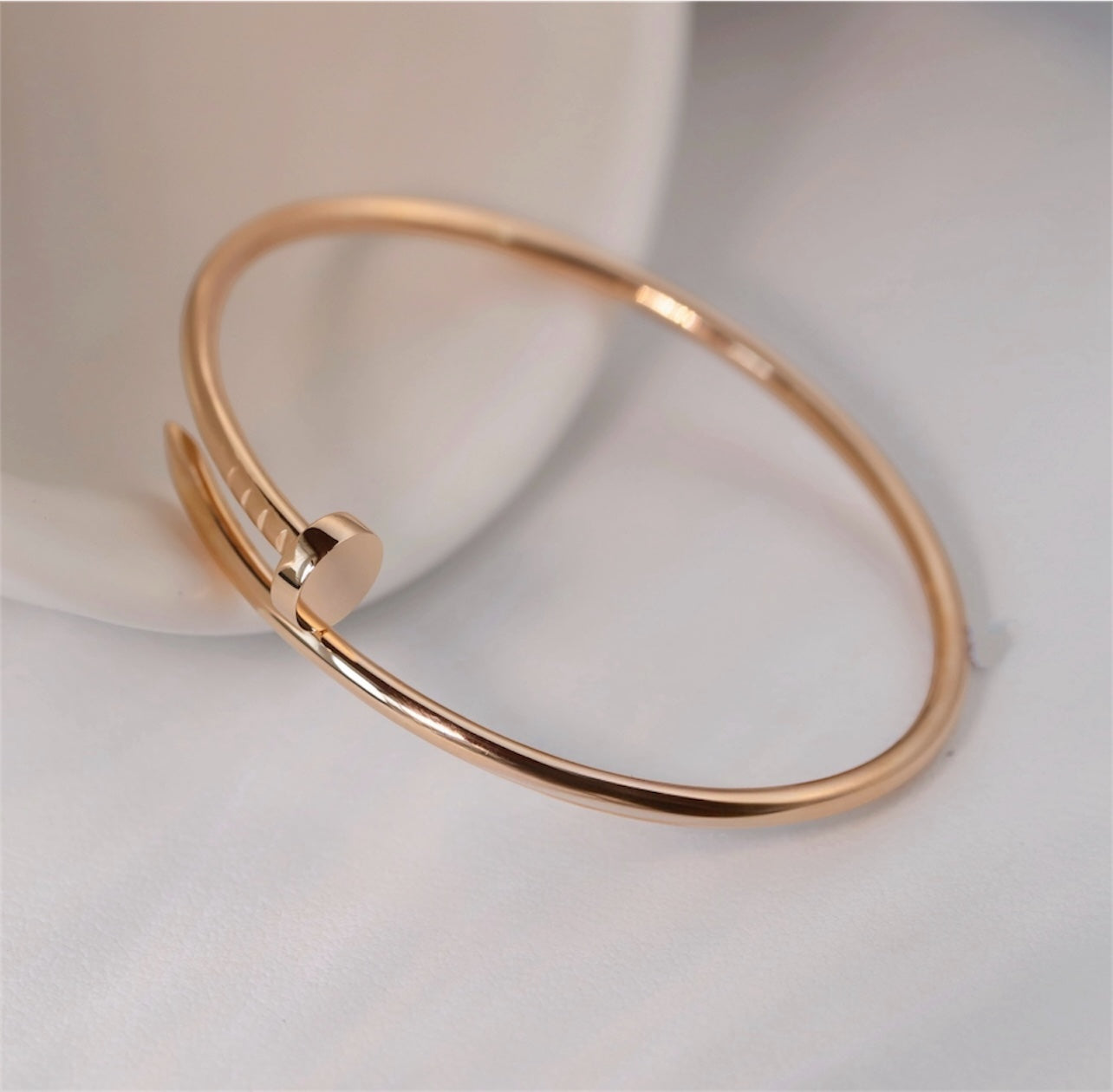 צמיד אלגנטי מסמר בגוון זהב ורוד ‏עם נגיעה של יוקרה