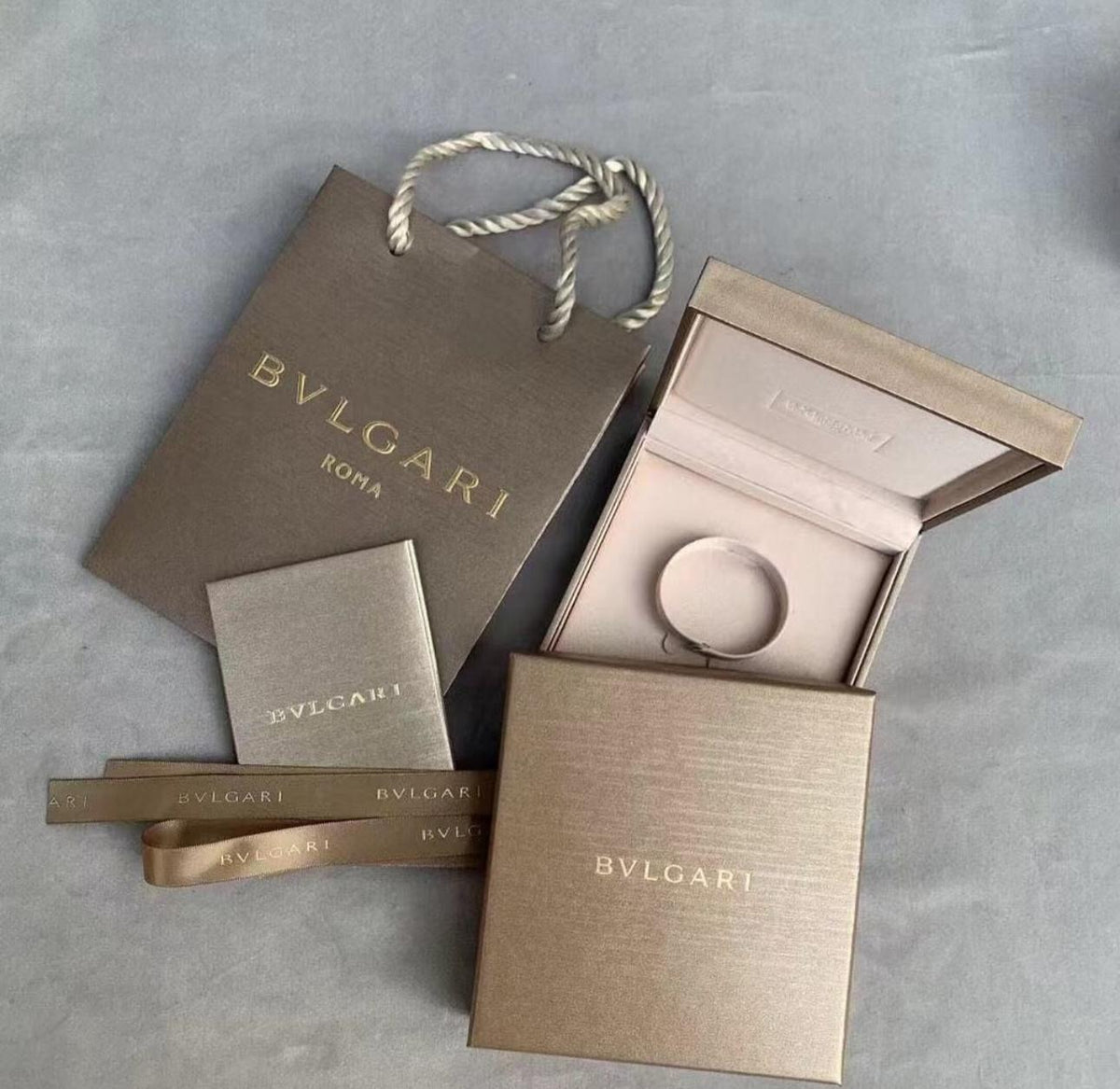Schlangenarmband in Silberoptik, besetzt mit funkelnden Zirkonia in luxuriösem Design — JEWELLUXE™