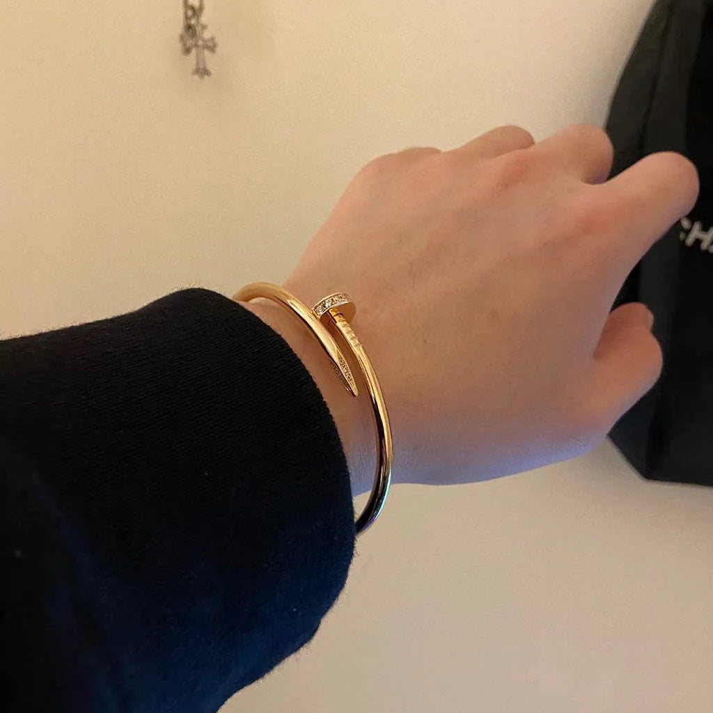 Bracelet élégant en forme de clou couleur or rose, serti de zircons étincelants sur une moitié — JEWELLUXE™